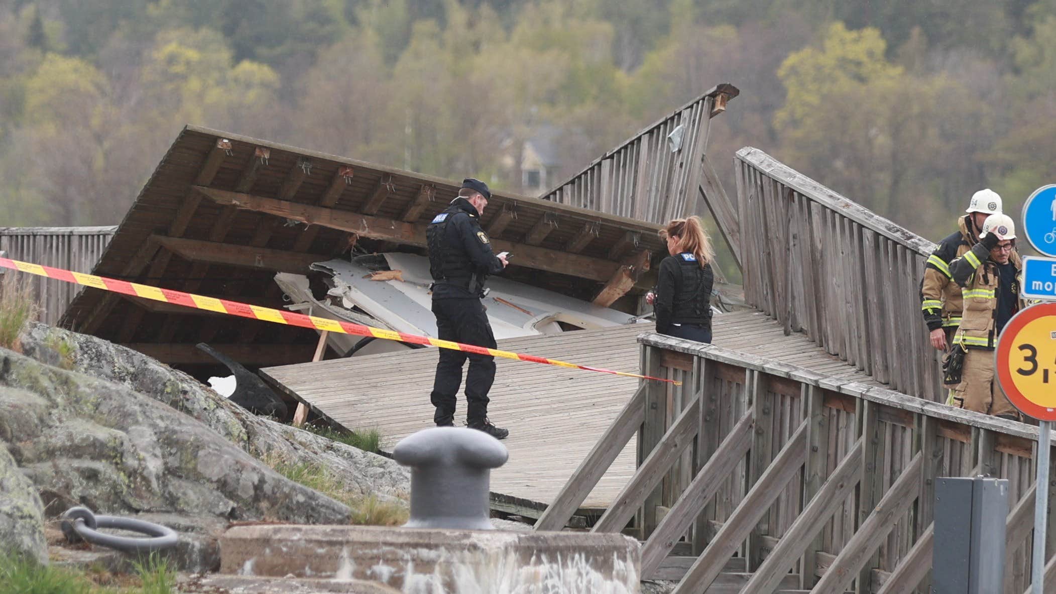 Båt har kört rakt upp på land på Lidingö Båt har kört rakt upp på land på Lidingö