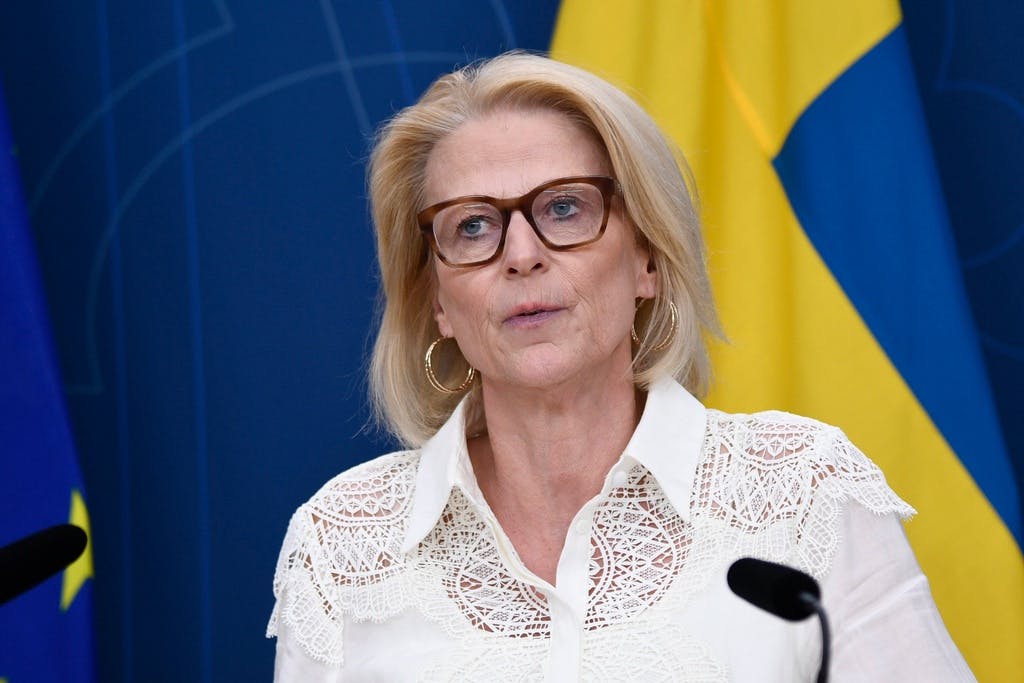Regeringen sänker bnp-prognos kraftigt Regeringen sänker bnp-prognos kraftigt