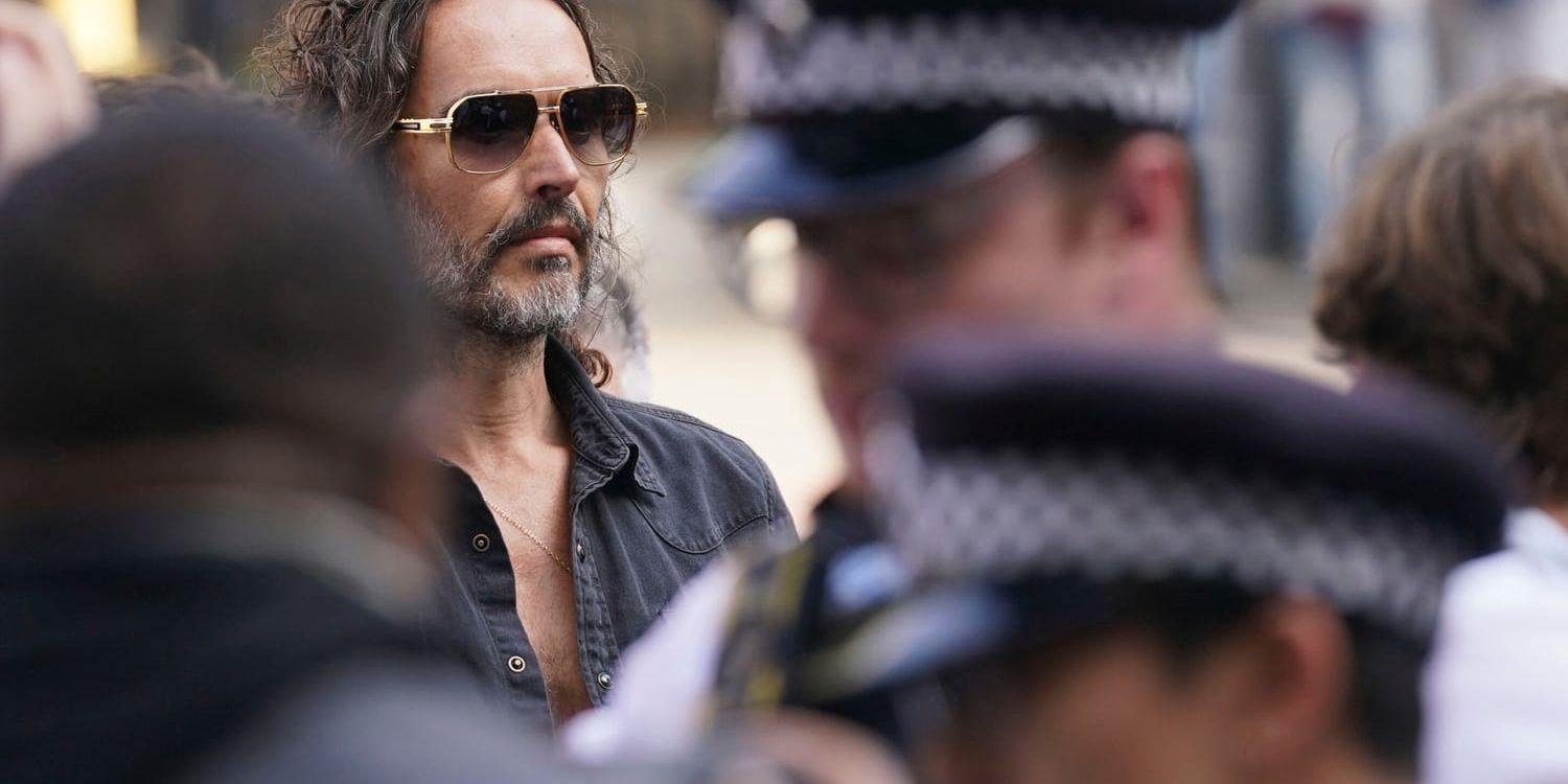 Russell Brand släpptes fri mot borgen Russell Brand släpptes fri mot borgen
